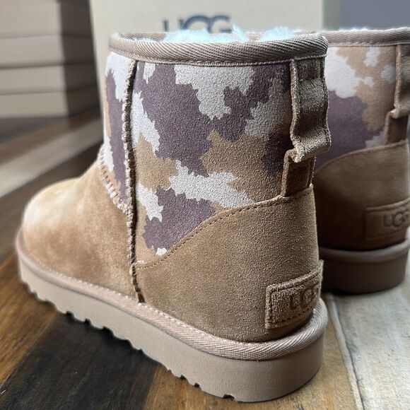 UGG CLASSIC MINI JAGGED CAMO BOOTS - Picture 4 of 9